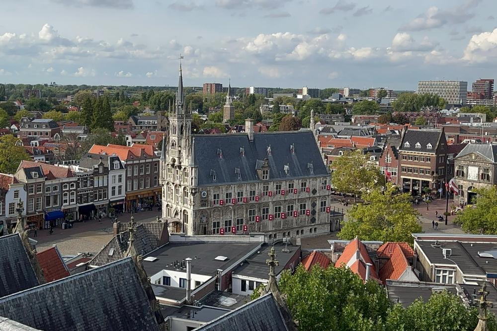 Uitzicht over het centrum van Gouda met het stadhuis en omliggende straten