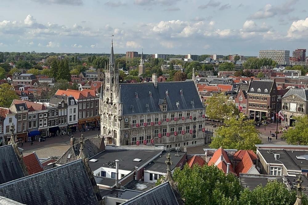 Uitzicht over het centrum van Gouda met het stadhuis en omliggende straten