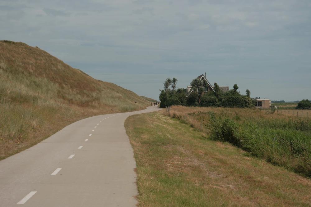Rustige weg door een heuvelachtig landschap