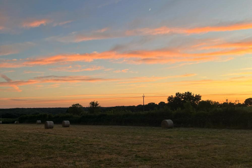 Zonsondergang boven een weiland achter ons huis in Frankrijk