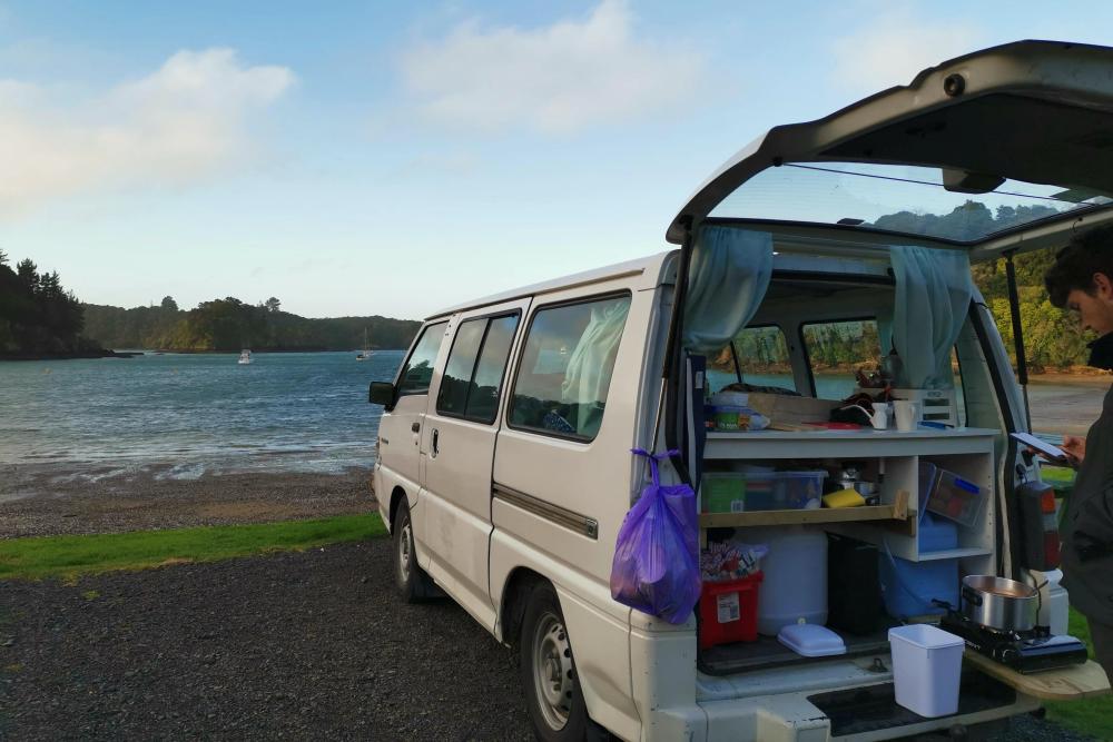 Witte camper aan een meer in Nieuw-Zeeland