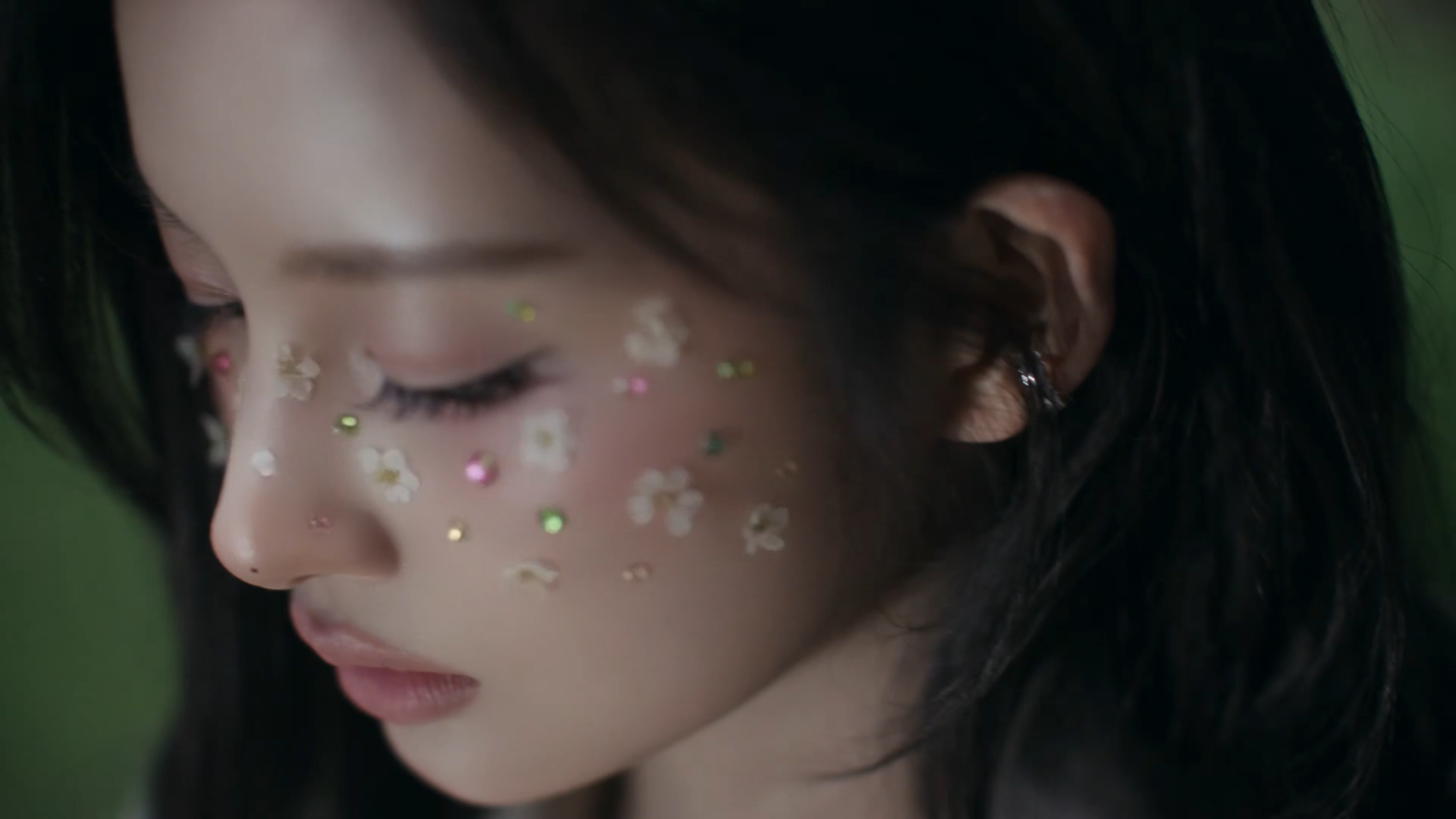 ComfyUI WAN Inpainting을 활용하여 필요한 영역만 변형.
전체 프레임을 생성하지 않고 원본 인물과 주요 디테일을 유지하기 위함.