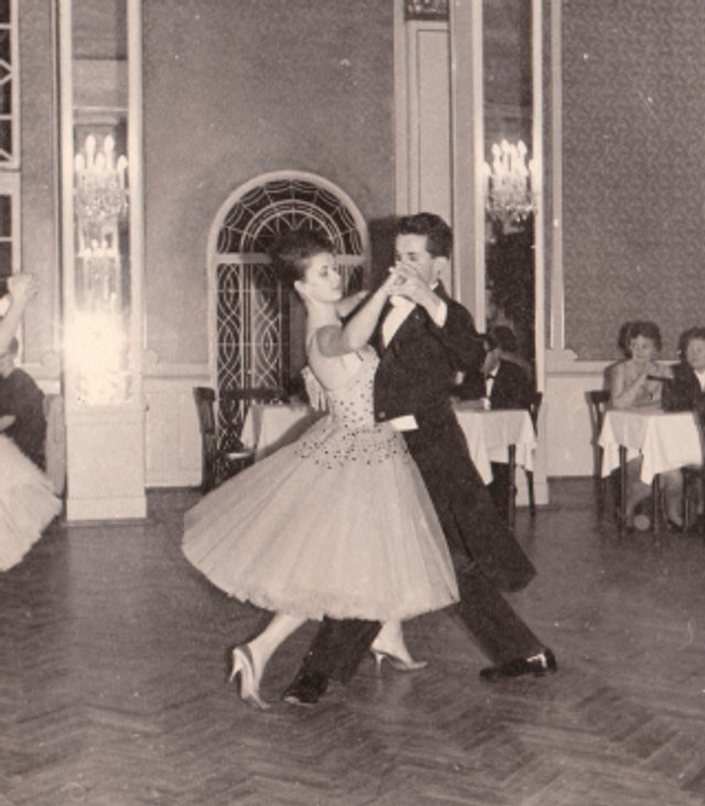 Black/White photo of a young couple dancing