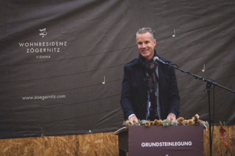 Hermann Rauter holds a speech on a podium