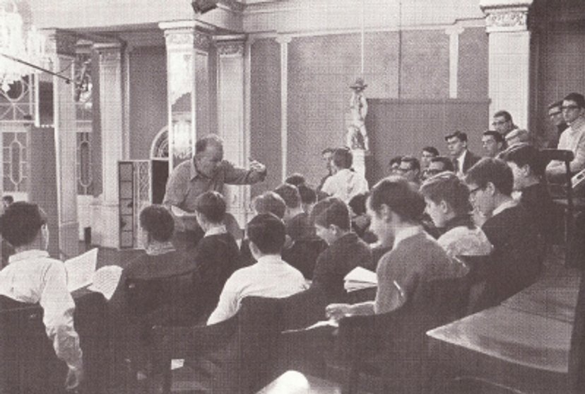 Nikolaus Harnoncourt lecturing in front of a group of musicians