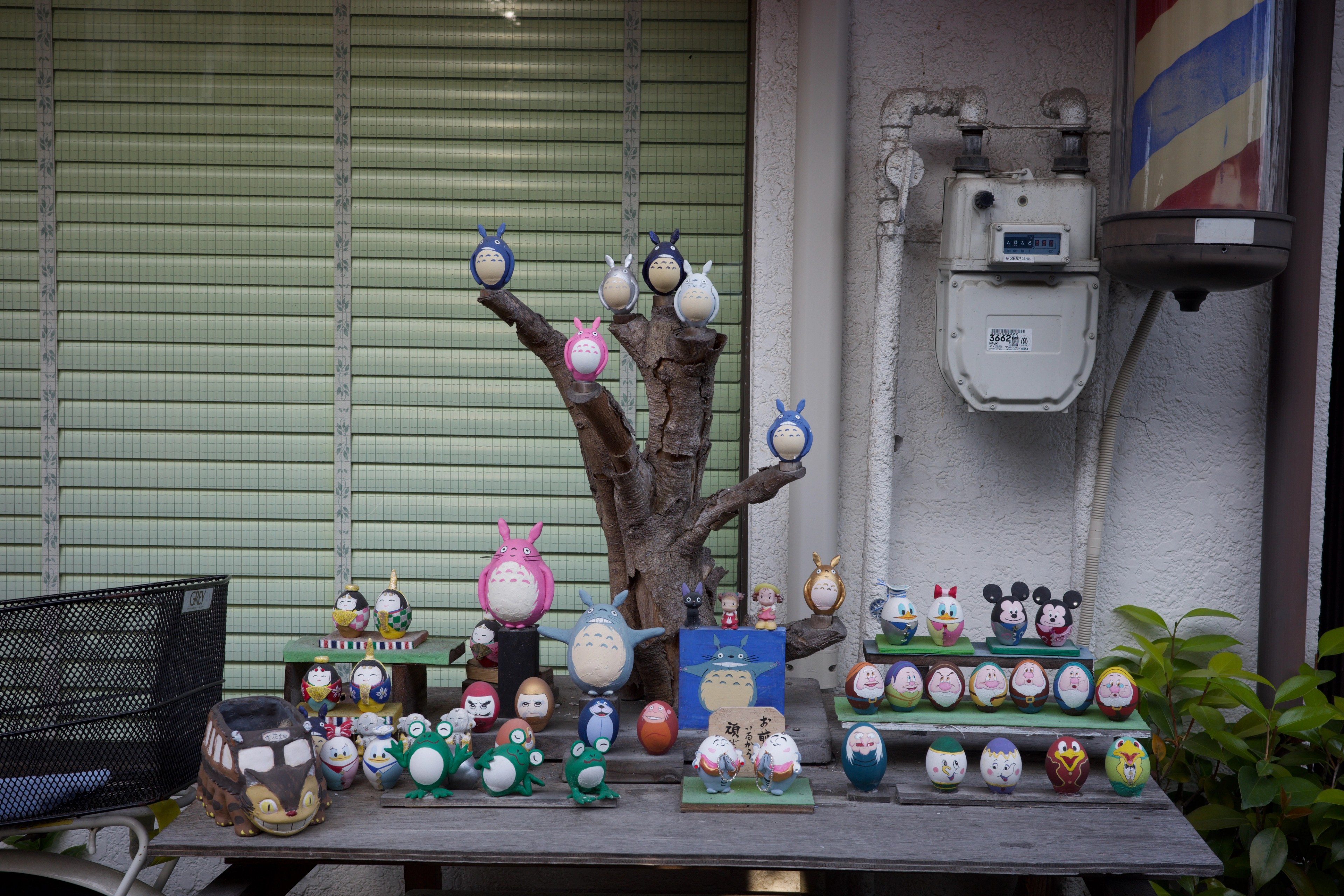 Small figurines are displayed outside a shop.
