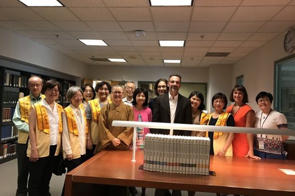 國際佛光會華府協會贈書活動