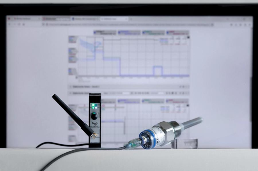 DATAEAGLE-Funkmodul mit Antenne und leuchtendem SmartMod-Steckverbinder vor einem Bildschirm mit Diagnosesoftware