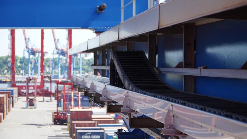 igus energy chain on container crane boom in port