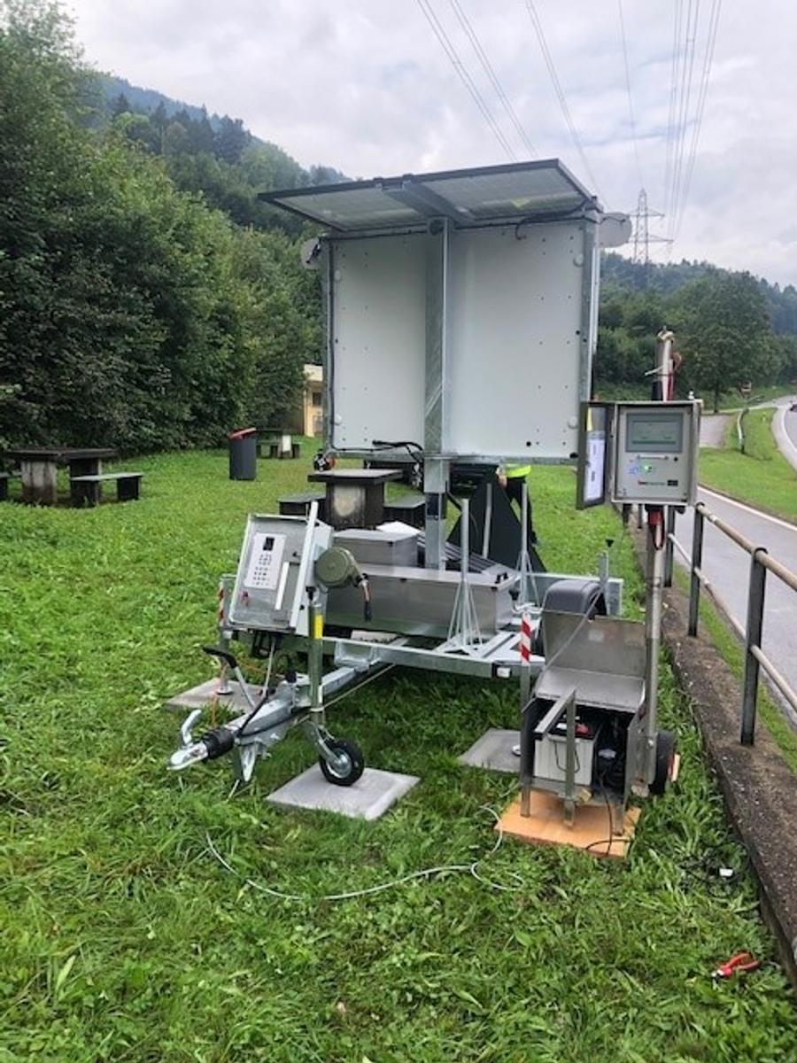 Geöffneter Steuerungsanhänger mit Mess- und Regeltechnik am Straßenrand