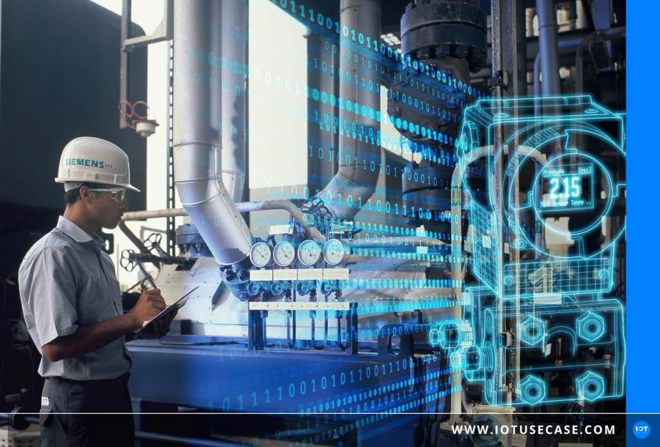 Techniker an einer Industrieanlage mit digitaler Datenüberlagerung, überwacht über die Cloud-Plattform von Siemens