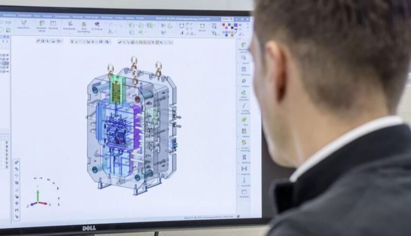 Ingenieur analysiert 3D-CAD-Maschinenmodell auf Bildschirm für Bühler Insights