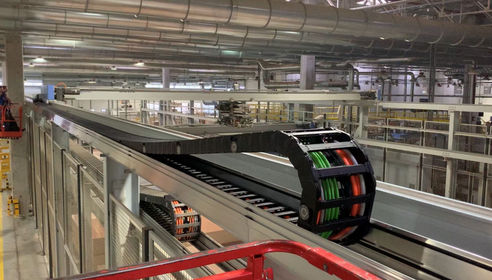 Vector 2022: Fully Automatic Indoor Crane with i.Sense Monitoring