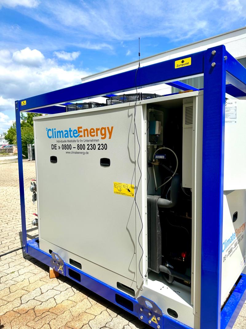 Mobile Kälteanlage von Climate Energy im blauen Containergehäuse im Außenbereich