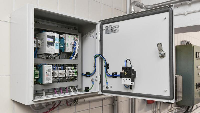 Geöffneter IoT-Schaltschrank für kommunales Wasserwerk-Monitoring mit Steuerungskomponenten