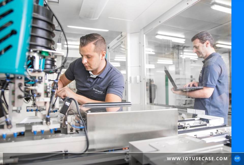 Mitarbeiter an einer Sondermaschine von Manz in der Werkshalle, deren Daten über die IIoT-Software von iT Engineering analysiert werden