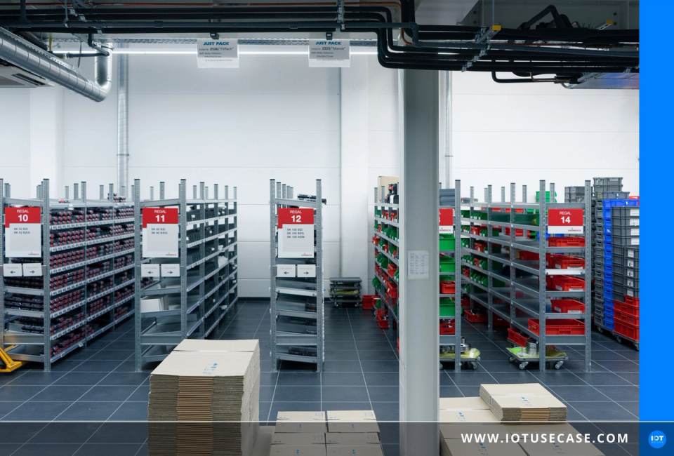Durchlaufregale mit Verpackungsmaterial bei Just Pack, bestandsüberwacht per Smart Reordering System von Balluff