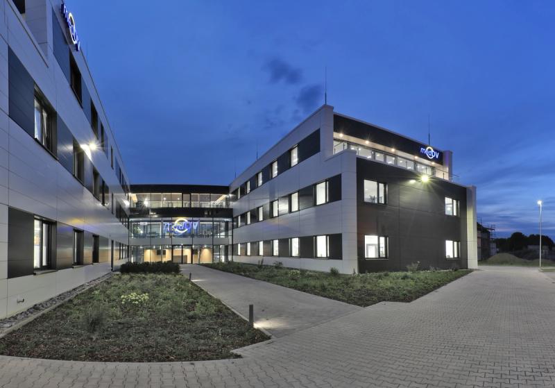 Malteser Hilfsorganisation Gebäude mit Eingang bei Nacht