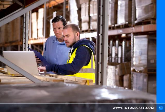 Zwei Mitarbeiter mit Laptop in einer Industriehalle nutzen ein gebrandetes IoT-Plattform-Dashboard auf Basis von Cumulocity
