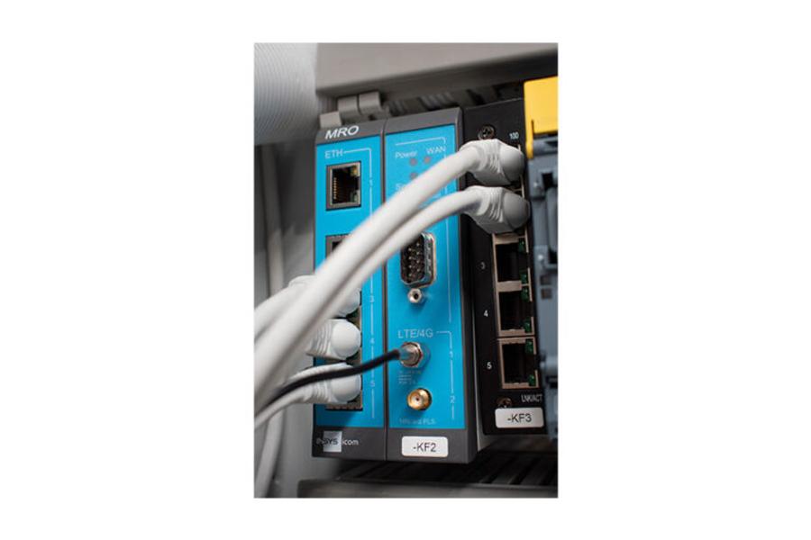 Blauer Industrierouter auf Hutschiene mit Ethernet- und Serienanschlüssen