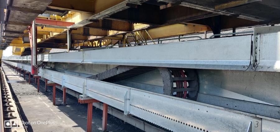 Verzinkte Führungsrinne der Energiekette entlang des Förderbands auf Stahlgestellen
