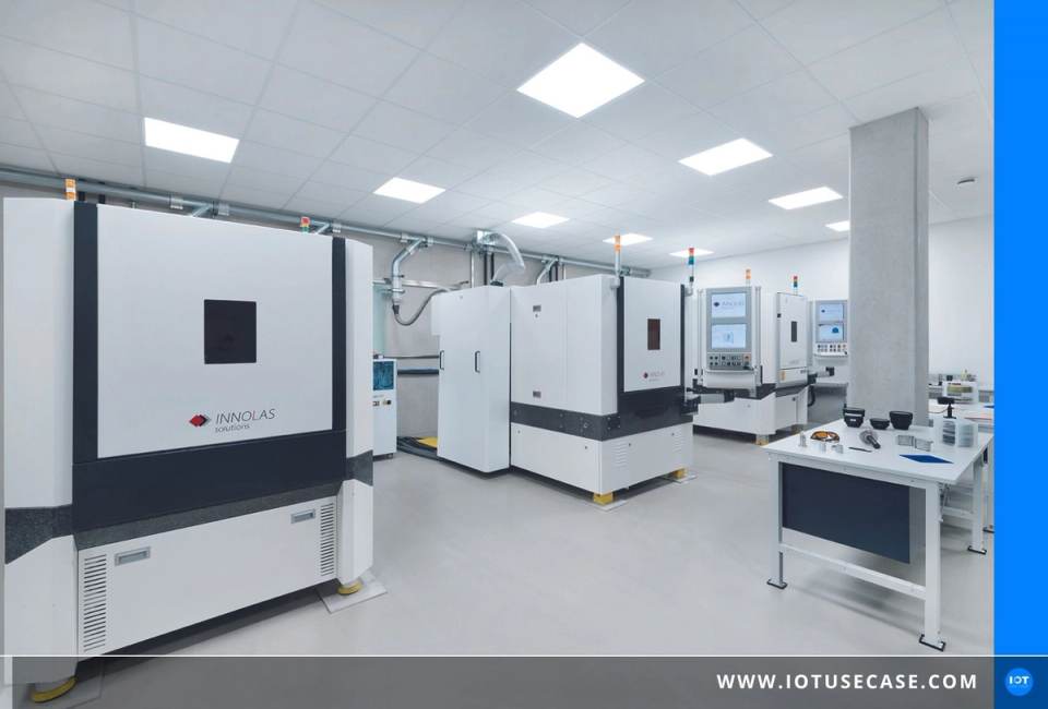 Lasermaschine von InnoLas Solutions in heller Fertigungsumgebung, betrieben über die Kontron EquipmentCloud