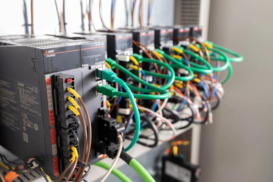 Servoverstärker im Schaltschrank mit grünen Netzwerkkabeln