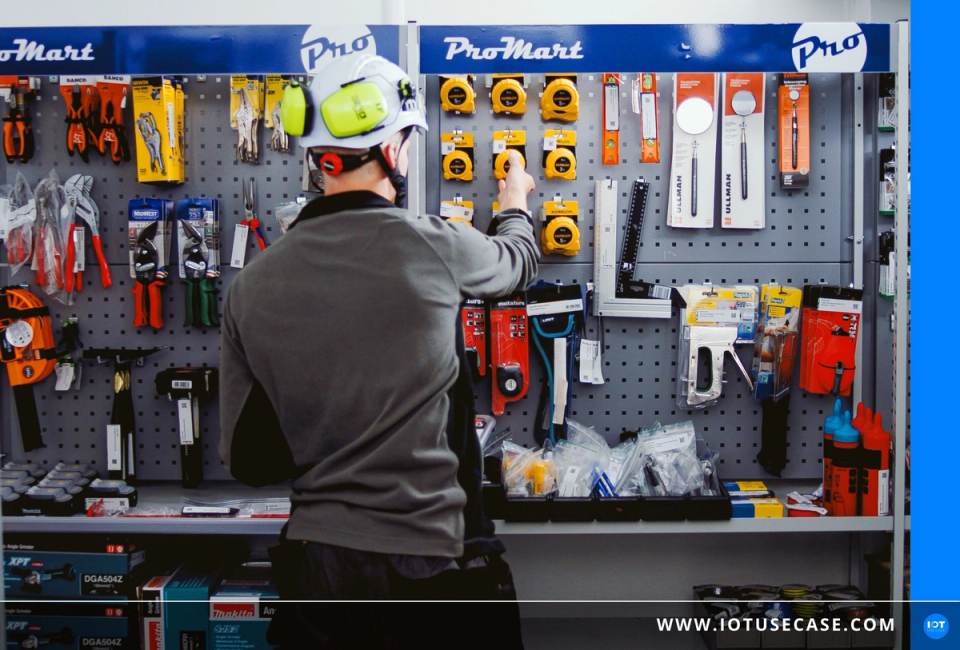 Worker at a parts wall of the EasyMart self-service store from ProMart, with RFID access control from TURCK Vilant Systems