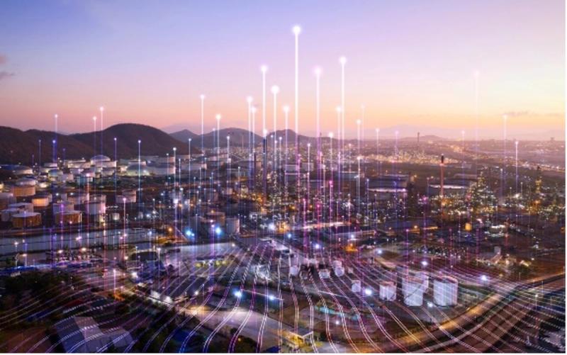 Vernetzte Großanlage bei Sonnenuntergang mit Ethernet APL Datenpunkten als Overlay
