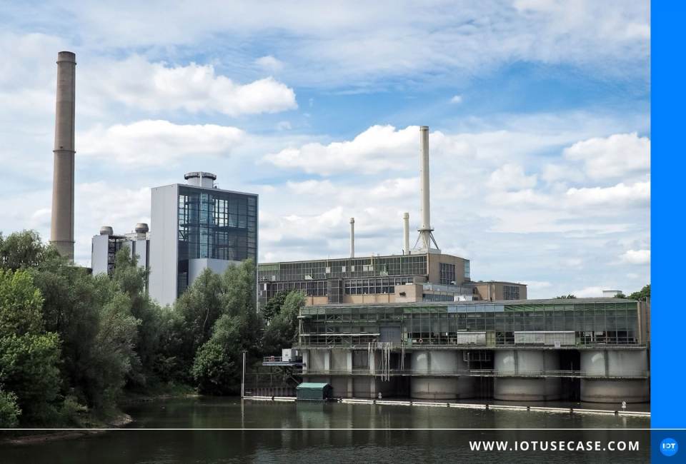 Industrieanlage mit Gebäuden und Himmel, deren Steuerung durch die Software se.MIS von sematicon abgesichert wird