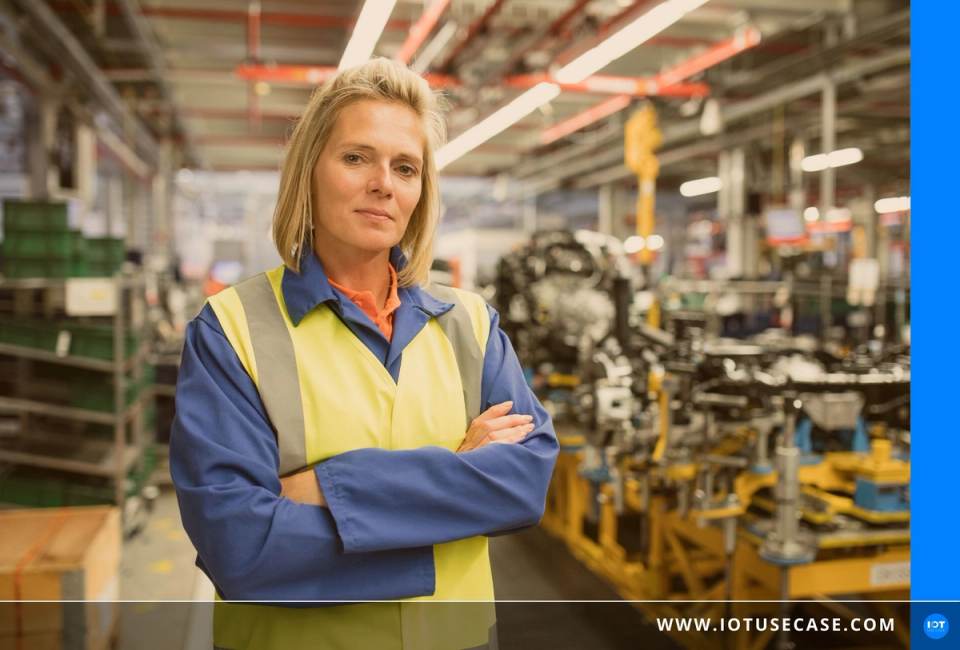 Mitarbeiterin im Werk von Hako, dessen Shopfloor-Management über die Low-Code-Plattform Simplifier betrieben wird