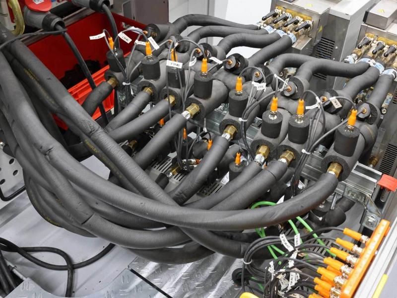 Kühlkreisläufe eines Spritzgusswerkzeugs mit gedämmten Schläuchen und IO-Link-Temperatursensoren in Vor- und Rücklauf