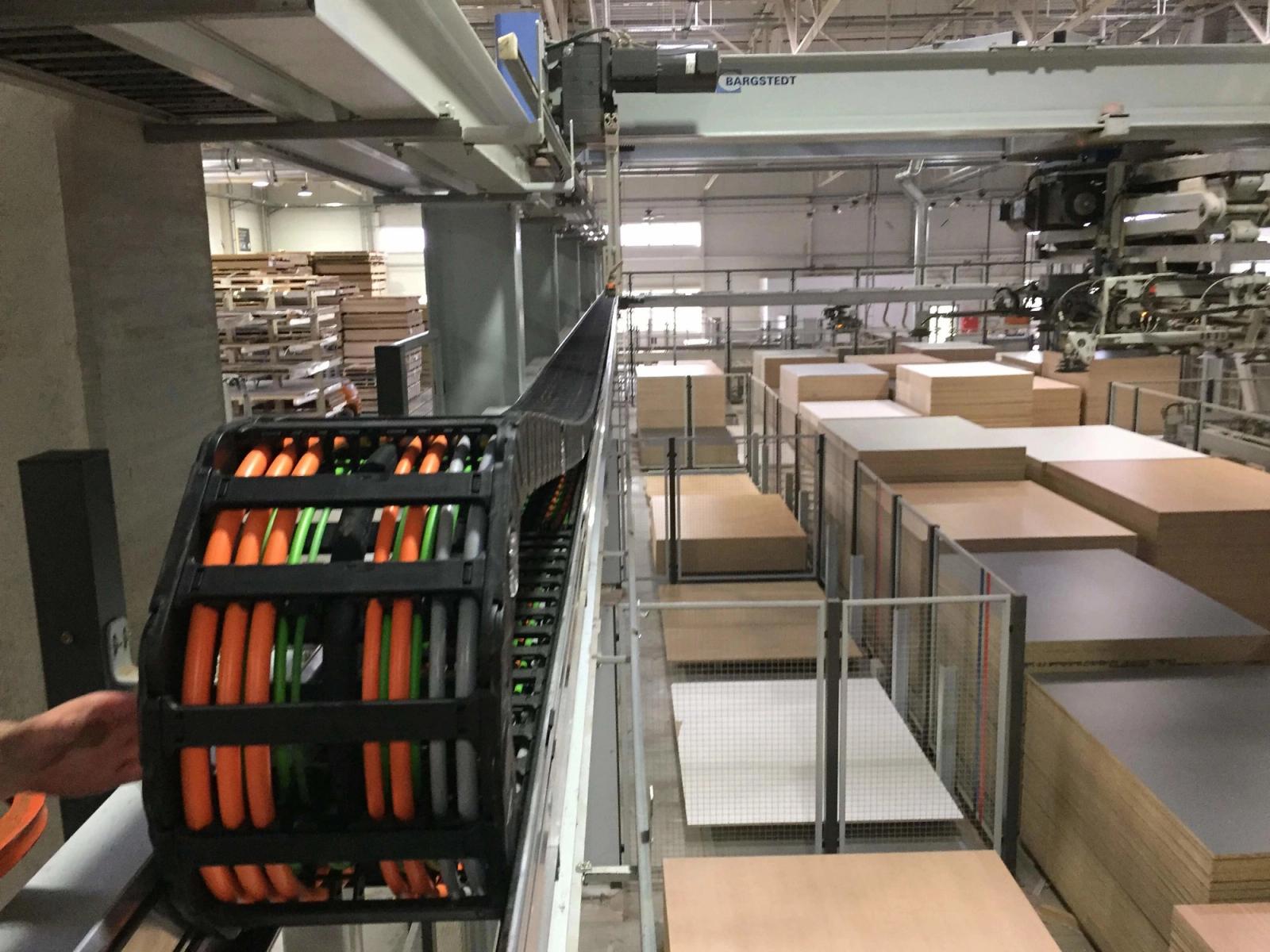 Automated hall crane with igus i.Sense condition monitoring in wood panel storage hall