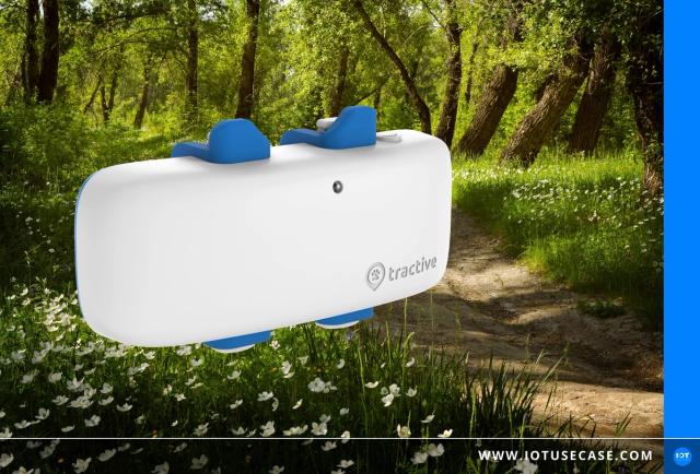 Kleiner weißer GPS-Tracker von Tractive im Grünen, vernetzt über die M2M-SIM-Konnektivität von A1 Digital