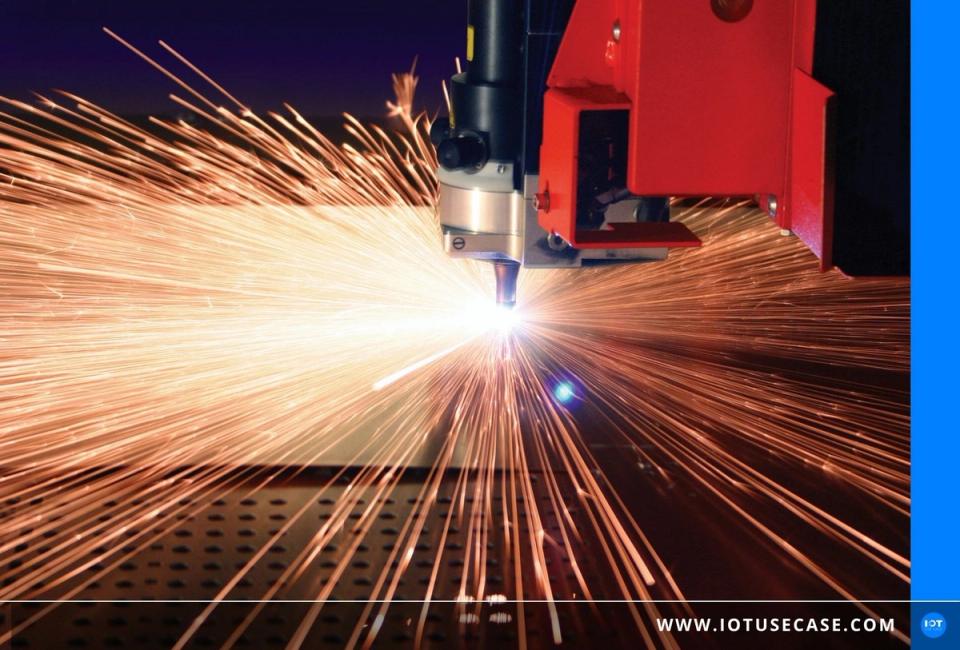 Laserschneidmaschine von TRUMPF beim Schneiden mit Funkenflug in einer Produktionshalle