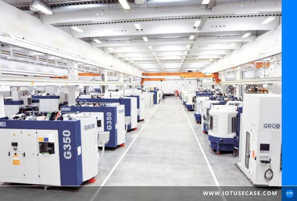 Large universal CNC machine tool from GROB in a bright production hall, monitored via the GROB-NET4Industry platform