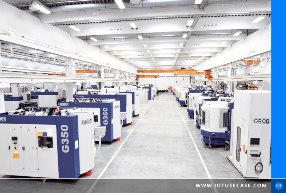 Große CNC-Universalwerkzeugmaschine von GROB in einer hellen Fertigungshalle, überwacht über die Plattform GROB-NET4Industry