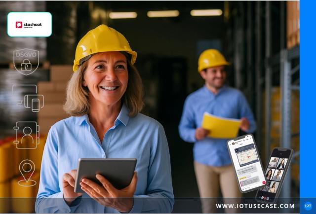 Industriearbeiterin mit Tablet zeigt den verschlüsselten Business Messenger stashcat von secunet, Kollege im Hintergrund