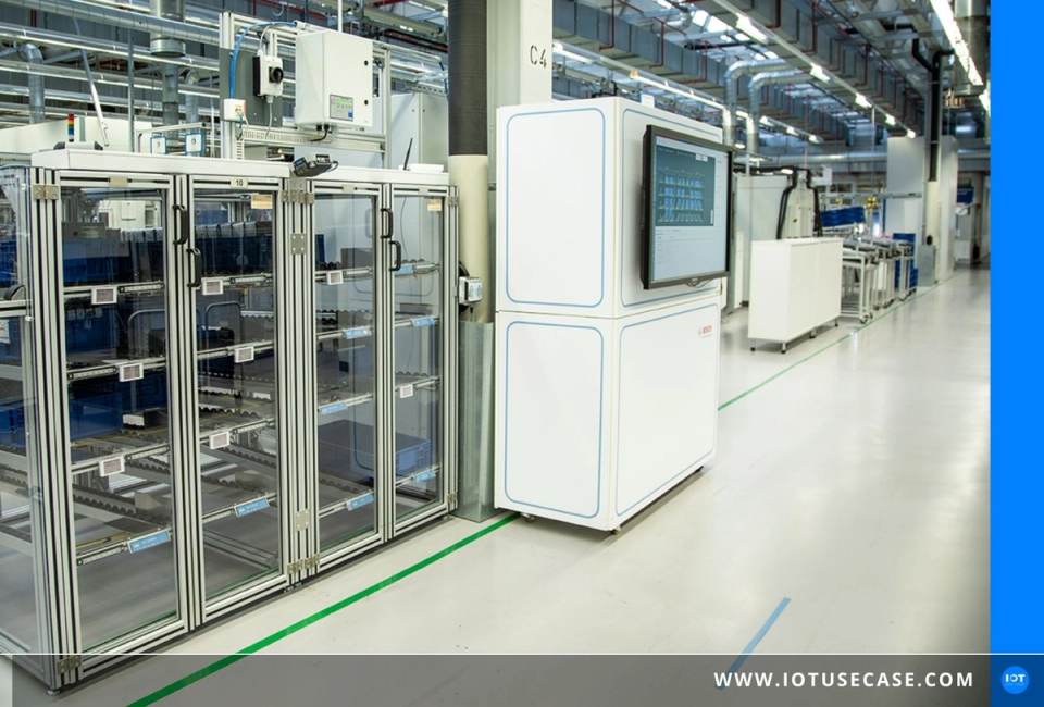 Regalanlage mit Materialbehältern in der Intralogistik, gesteuert über das System von Bosch Connected Industry
