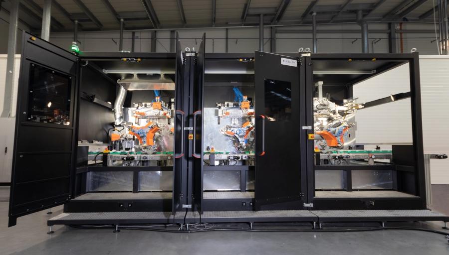 Große Druckmaschine mit geöffneten Schaltschränken in der Produktionshalle