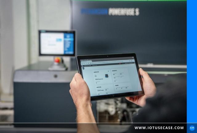 3D-Druck-Finishing-Maschine von DyeMansion auf dem Shopfloor mit Tablet, angebunden über die IoT-Konnektivität VergeLink von codestryke