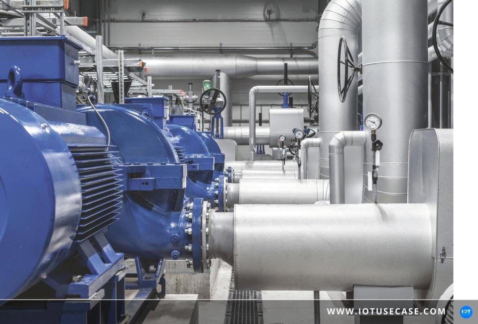 Industrielle Förderpumpe mit Verrohrung, überwacht per drahtlosem Vibrationssensor von Asystom