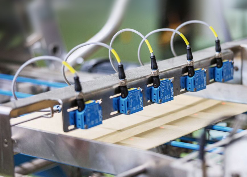Bühler WIS-EAGLE Inline-Inspektionssystem mit Sensorreihe auf Lebensmittelförderband