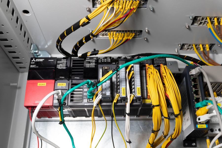 Schaltschrank mit Mitsubishi-Steuerung und gelb-grüner Ethernet-Verkabelung