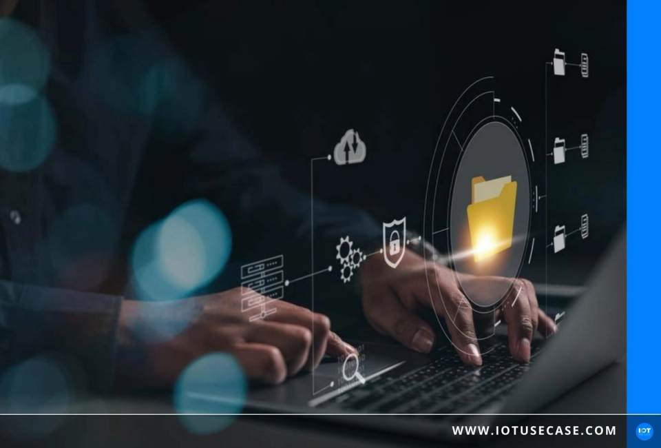 Abstrakte Datenvisualisierung mit Händen an der Tastatur zum digitalen Produktpass, strukturiert nach dem Datenstandard von ECLASS
