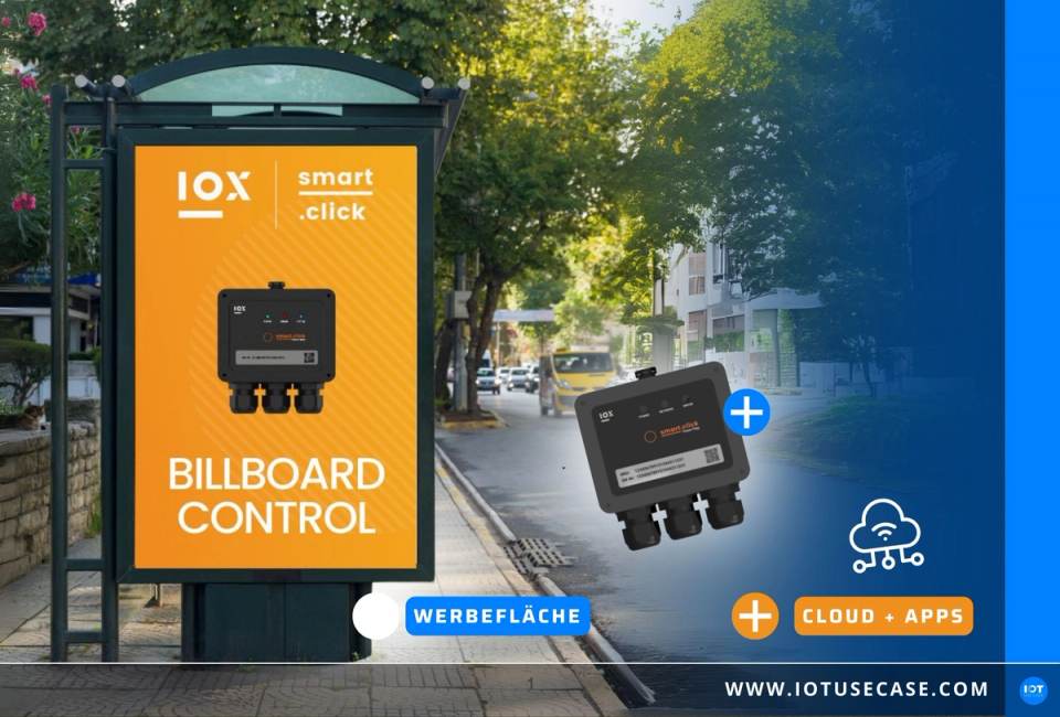 Beleuchtete analoge Werbetafel im Außenbereich, digitalisiert durch das IoT-Gerät smart.click Billboard Control von Projektunion und IOX