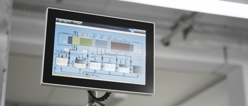 SYSTRONIC FabLink SCADA-Panel in Halbleiter-Fertigungshalle mit SECS/GEM-Interface