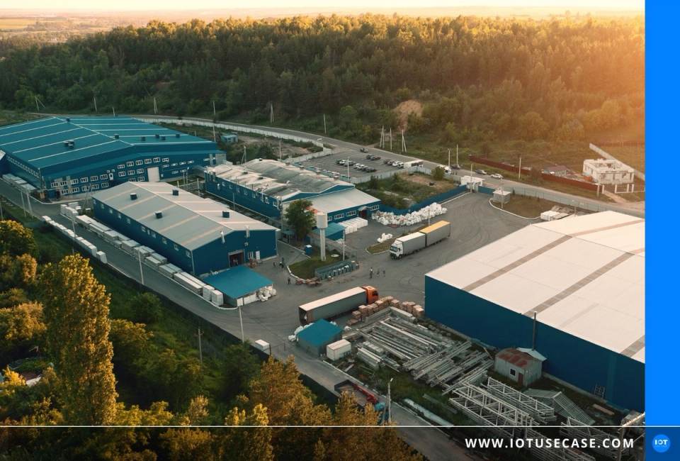 Luftaufnahme eines Gewerbestandorts mit Gebäuden und Anlagen, Energiedaten erfasst über die Lösung von Codestryke