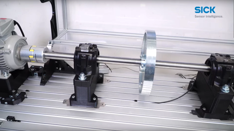 SICK Sensor Intelligence Vibrationsüberwachung an Motorwelle im Testaufbau