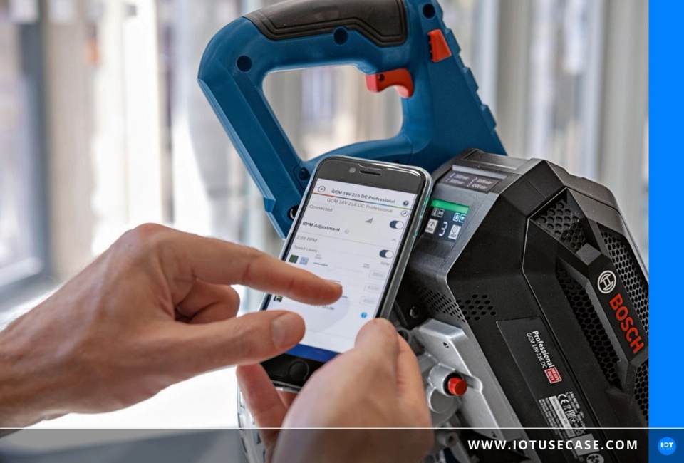 Vernetztes Elektrowerkzeug von Bosch Power Tools im Einsatz, dessen IoT-Daten über die Confluent Cloud gestreamt werden